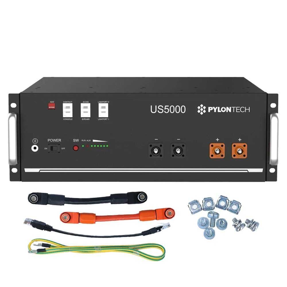 Batteria di accumulo fotovoltaico US5000 di Pylontech con luci e connettori sul frontale, cavi di collegamento colorati e kit di bulloneria incluso.