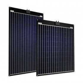 Due pannelli solari fotovoltaici in primo piano, moduli blu scuro
