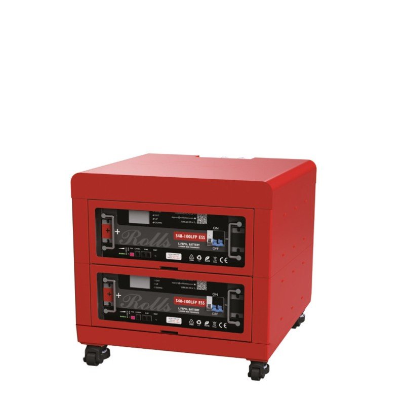 Generatore/archiviatore di batterie di accumulo fotovoltaico rosso con due unità impilate su supporti con ruote.