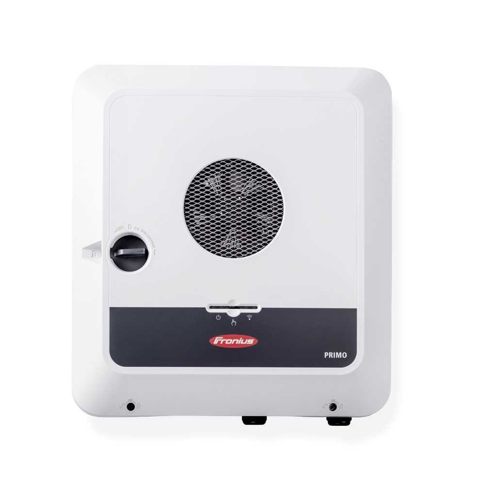 Inverter fotovoltaico di piccole dimensioni bianco, con ventola centrale, interruttore a sinistra e pannello frontale grigio scuro con logo Fronius Primo. In alto pagina non presente.