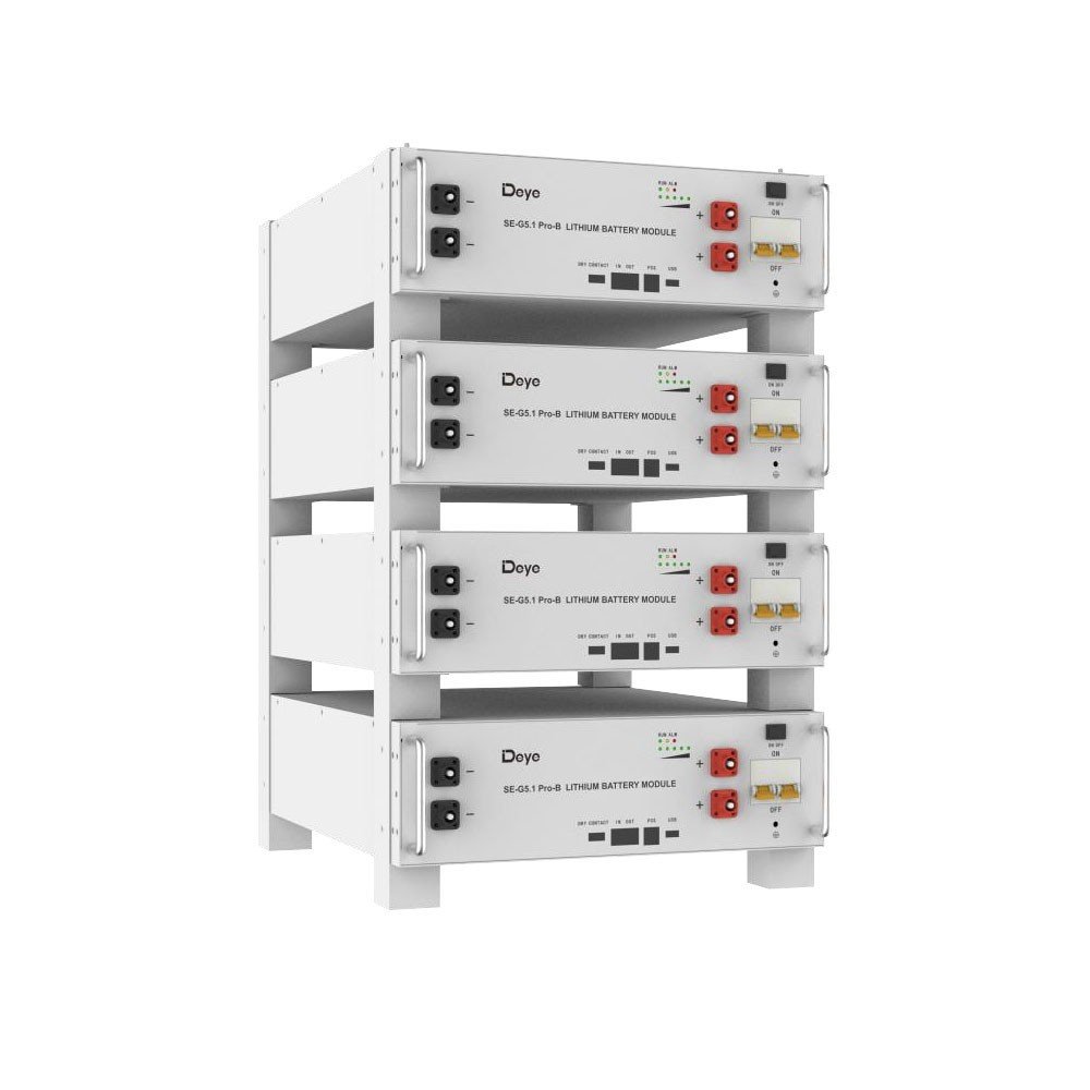 Moduli batteria accumulo 10 kW impilati: fronte, prese e indicatori sul pannello frontale, che compongono una rack di unità LiFePO4.