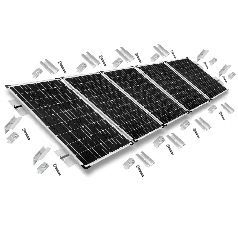 Moduli fotovoltaici in quanto singoli pannelli solari con relativi kit di montaggio e viti, pronti per l’installazione. No testo di prezzo incluso.