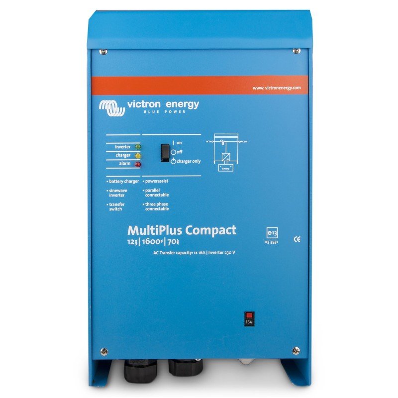 In primo piano, un inverter blue Victron MultiPlus Compact con pulsante rosso e indicatori a led, visibile sul fronte.